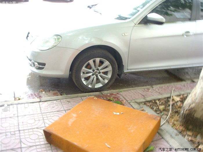 【图】小宝被西安锦江宾馆楼顶掉下的钢盖子砸