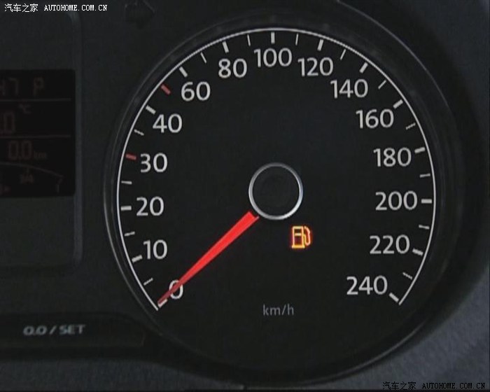 大家油量不足时,这个燃油警示灯显示吗?