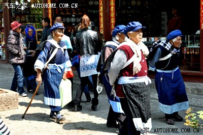 身着传统服饰"七星披肩"的纳西族妇女,原住民成为了观光客