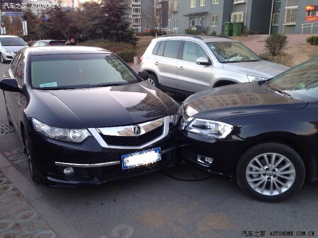 【图】车库门前被朗逸撞了