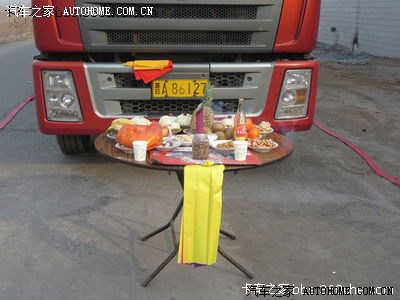 重庆男子买新车放鞭炮庆祝 将车引燃成废铁(图)
