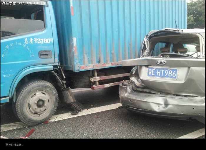 【号外】佛山一货车逆行逃逸撞车16辆 铁锤打交警