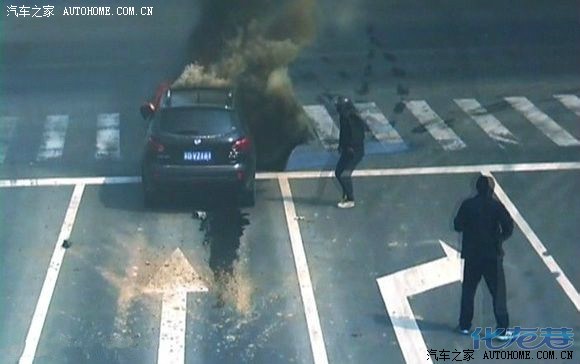 【图】追尾百万大奔:肇事者弃车逃逸,主人不在