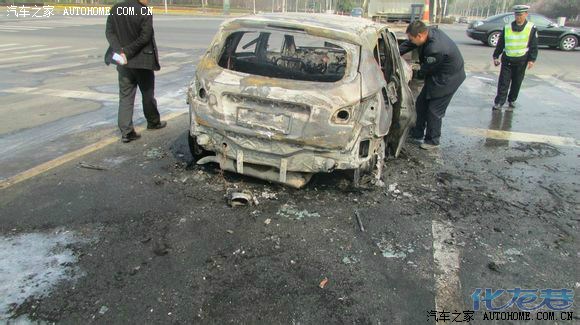 【图】追尾百万大奔:肇事者弃车逃逸,主人不在