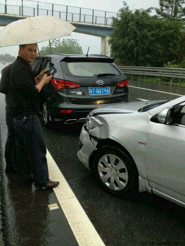 清明回家大雨高速追尾了