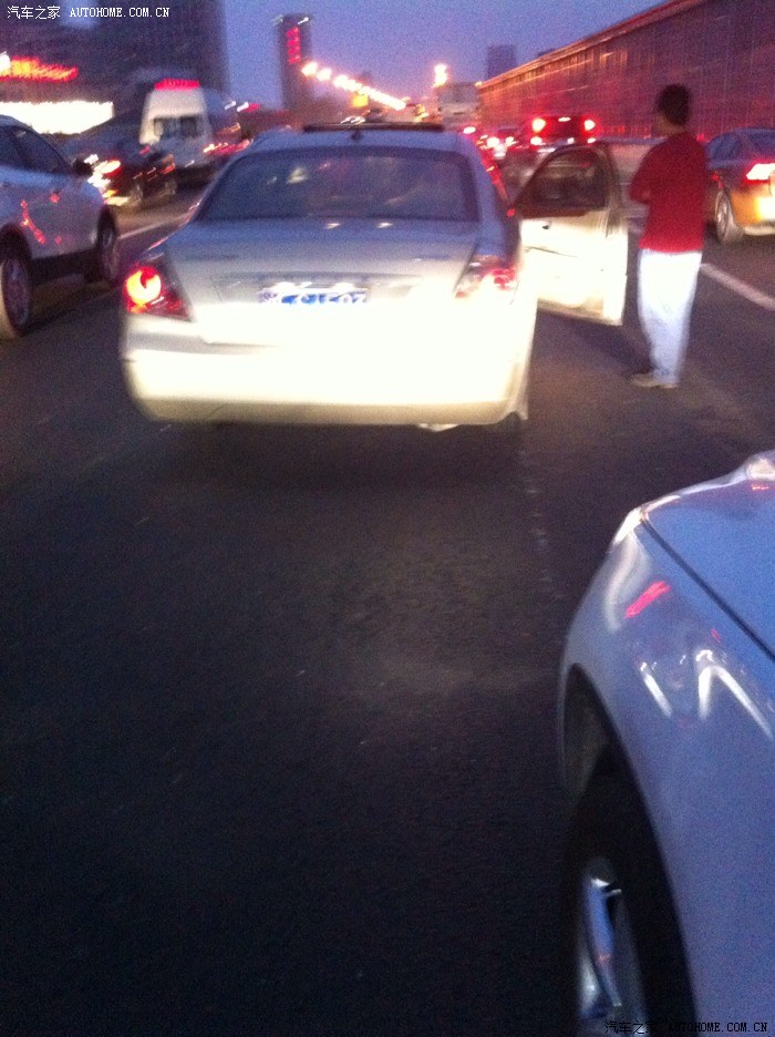 【图】车在高架被刮蹭,警察来了居然意会我认
