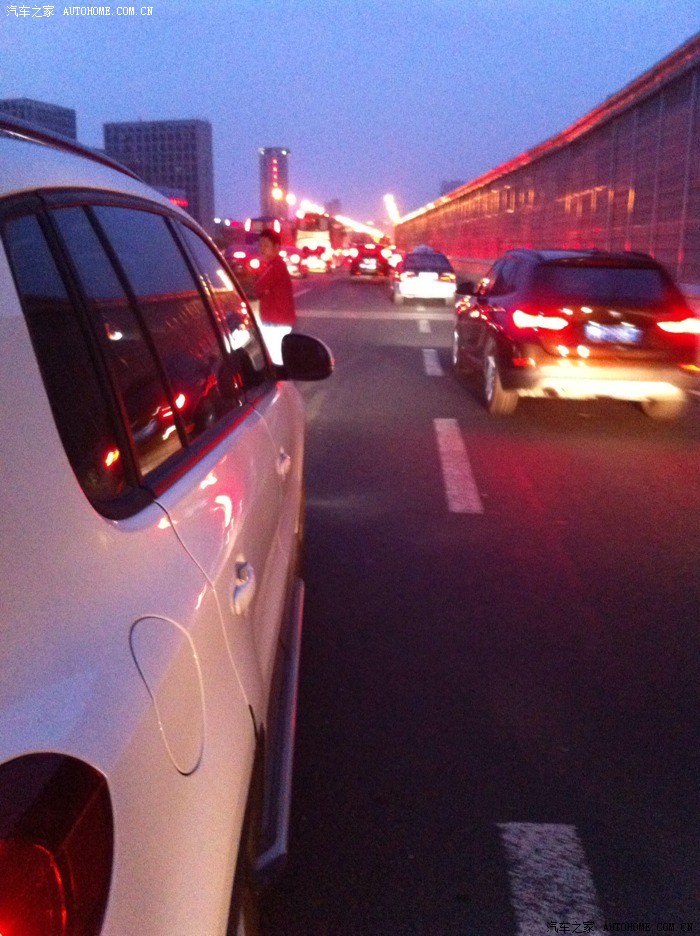 【图】车在高架被刮蹭,警察来了居然意会我认