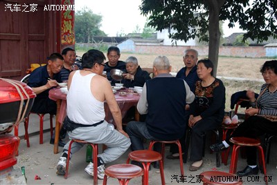 墨镜小美女!蜜蜂采花!乡坝头再吃酒碗热闹!