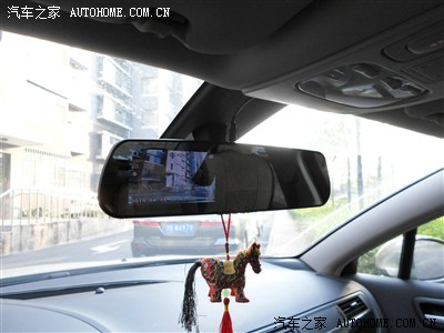 反光镜行车记录仪安装后效果,还是挺满意的!_