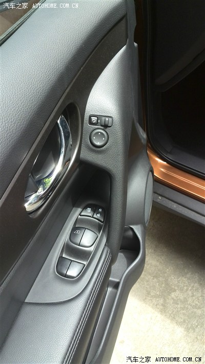 2014新奇骏2.0舒适版曙光金黑内饰提车作业