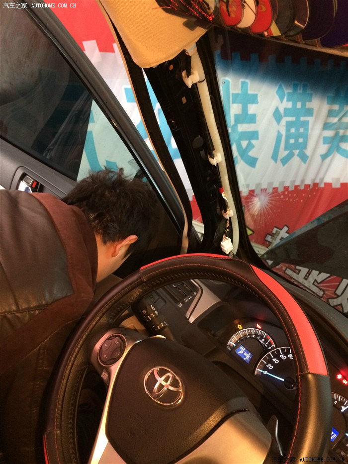一次在TB上无意搜到丰田原厂倒车雷达,顿时对原厂雷达产生了浓厚的兴趣。可是售价在1300大几上,作为一个21岁的小孩来说:我的天呐,我去哪弄那么多钱呢?先不管这么多了,在TB上比较对比和浏览了N次以上,对比出两家所在地为北京的店铺,一家为1300多,另一家1200多,差了整整一百。心想能省几个就几个,可看过来看过去发现均为hjf19870328老板一家店。近几天我跟朋友借上了足够的钱,详细咨询了老板,购买下了好评如潮,1300多的那套雷达,顺丰很快,2天就到我们内蒙。一直苦于没时间安装,今天5.