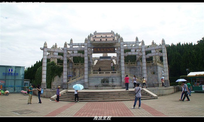 1,花岗岩雕刻筑就的公园牌坊,牌匾由台湾著名书法家,岭南派国画大师