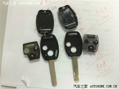 按键左下角(防盗芯片位置).