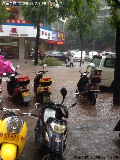 【图】惠州暴雨,车停在人行道上也难逃厄运!
