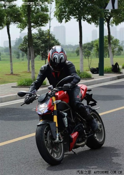 杜卡迪超级街车街霸Streetfighter1100s和昔日超级跑车1098s_摩托车论坛_手机汽车之家