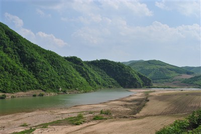 进入美丽岫岩朝阳乡路段美吧媲美连庄河崔桂线