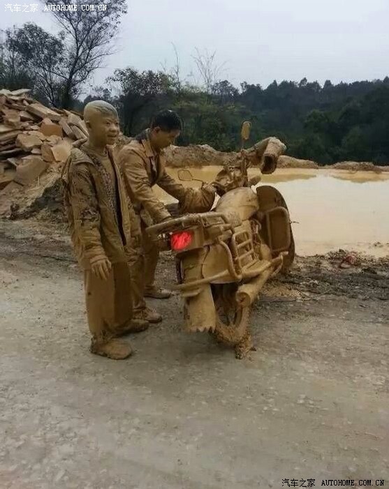 【图】谁有两个人骑摩托车掉进泥浆里,两个人