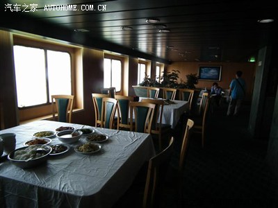 船上餐厅十人一桌.菜量不多,但是可以吃饱.