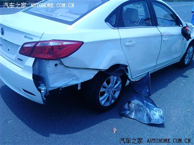 刚买一周和大车刮擦。不过发现后围板是塑料的,2012款是不是?。