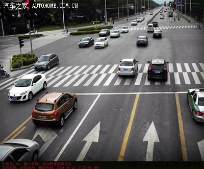 这个双黄线算什么违章?违章车辆是那辆volvo