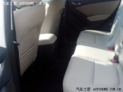 它的后排跟劲炫不同,腿部空间非常大,角度也可以,虽然cx5的论坛里还真