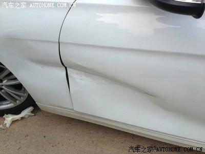 车在4S换前挡风玻璃时被4S技工开车撞凹左前