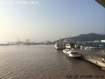 渡轮准备离开三江码头