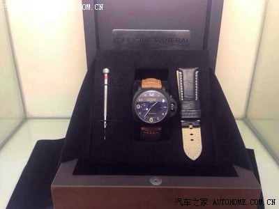 今天去游泳看见一超级美女在车上换泳衣,必须