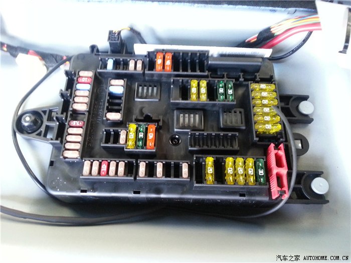 宝马220i保险丝在哪个位置 宝马220i保险盒位置