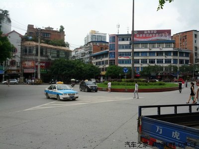 吃饱了撑着没事干出去转转,这是威远县城的中心了吧