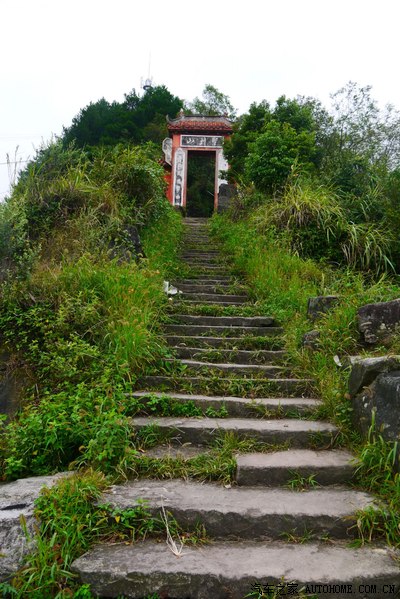 陡峭险峻怪石林立的圣灯山