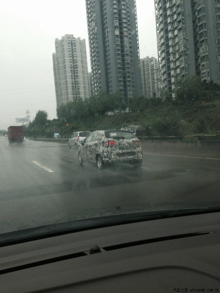 重庆进程路上偶遇测试车,谍照 一边开车 一边拍 拍的效果不好,而且