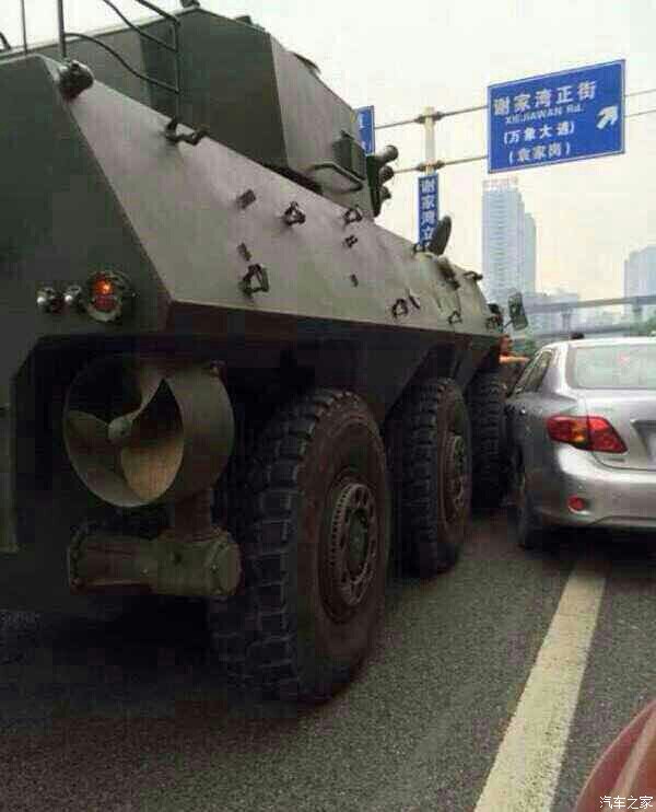 神车压线抵装甲车