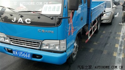 路口等灯惨遭追尾,无良司机酒驾逃逸。索赔路