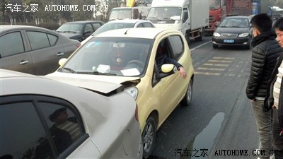 路口等灯惨遭追尾,无良司机酒驾逃逸。索赔路