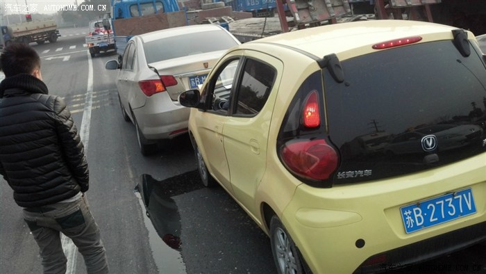 【图】路口等灯惨遭追尾,无良司机酒驾逃逸。