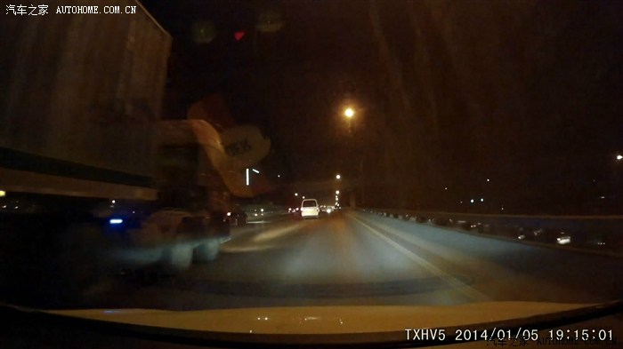 【图】京藏高速,夜晚一黑色轿车停在行车道上