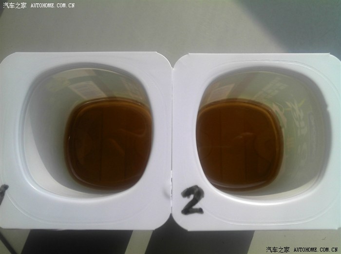 可能是由于拍摄角度的问题,1号杯子内的机油颜色显得深一些.