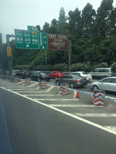 华快往机场方向塞车,机场高速往乐广高速拥堵,往韶关