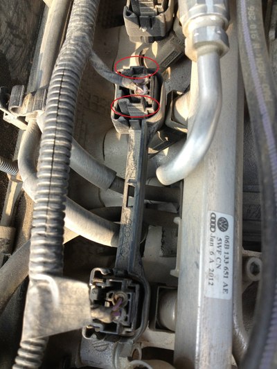 准备自己换火花塞,请教挡住的一组线怎么拆?