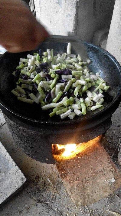 河北保定高大厨上菜小锅炒菜加香煎海鲫鱼