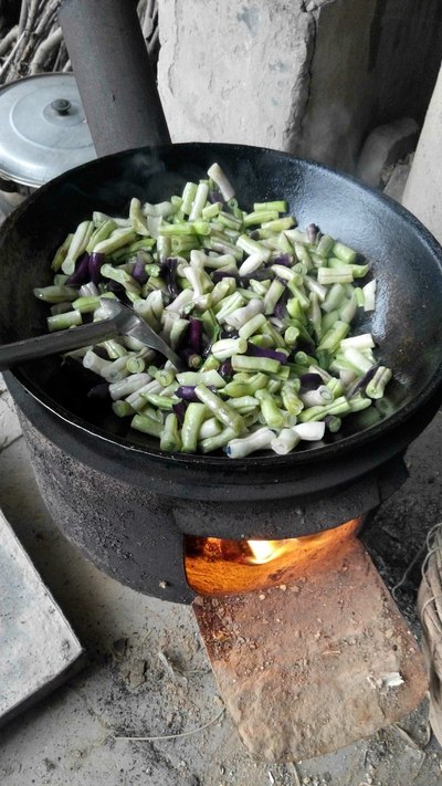 河北保定高大厨上菜小锅炒菜加香煎海鲫鱼_美