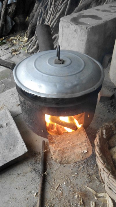 河北保定高大厨上菜小锅炒菜加香煎海鲫鱼_美