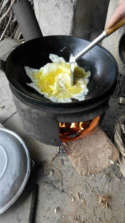 河北保定高大厨上菜小锅炒菜加香煎海鲫鱼_美