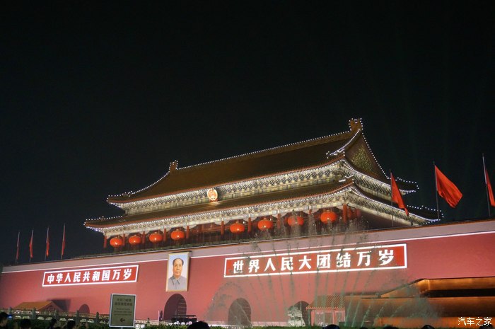 晚上和小伙伴们拍过天安门,人民广场2个标志性建筑后,到王府井吃了一