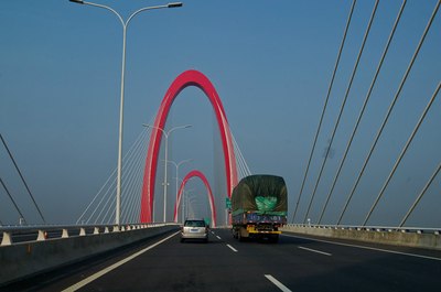 似乎是滆湖大桥,斜拉桥的巨型椭圆形门拱很有设计感