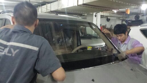 前挡玻璃和引擎盖油漆、雨刮器被别人屋顶瓷砖