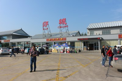 停靠的第一个服务区:郯城服务区.车子停在了水龙头旁,就顺势洗了个车.