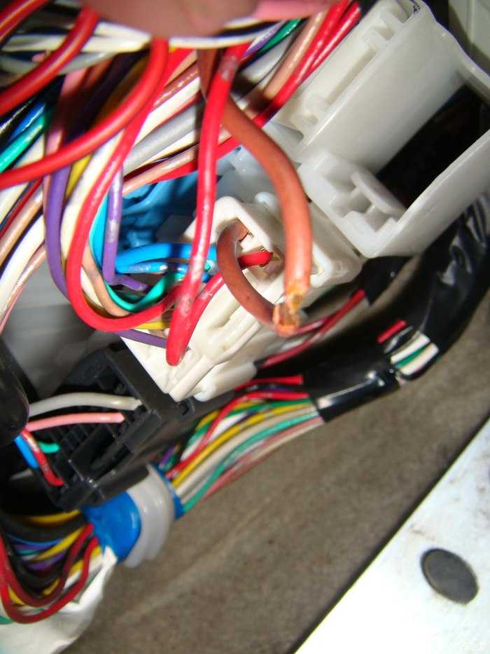 行车记录仪安装走法。