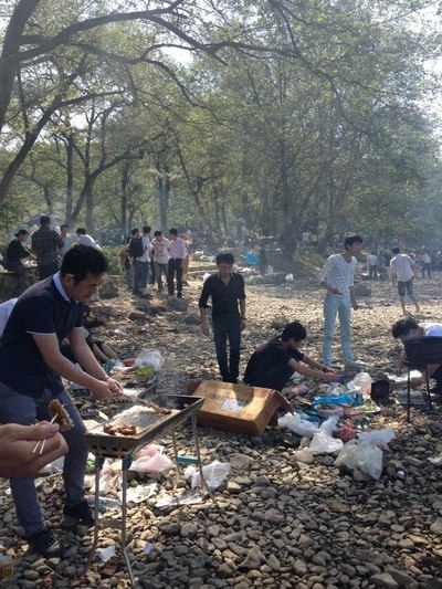 无赖,阿欲,威威还有他们几个朋友围一个轮毂做的烧烤炉在烤海鲜